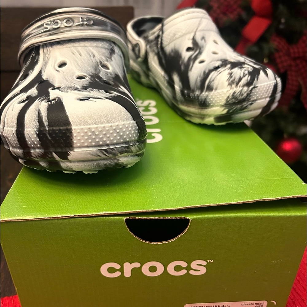 New in Box Fur lined Crocs.M6/W8